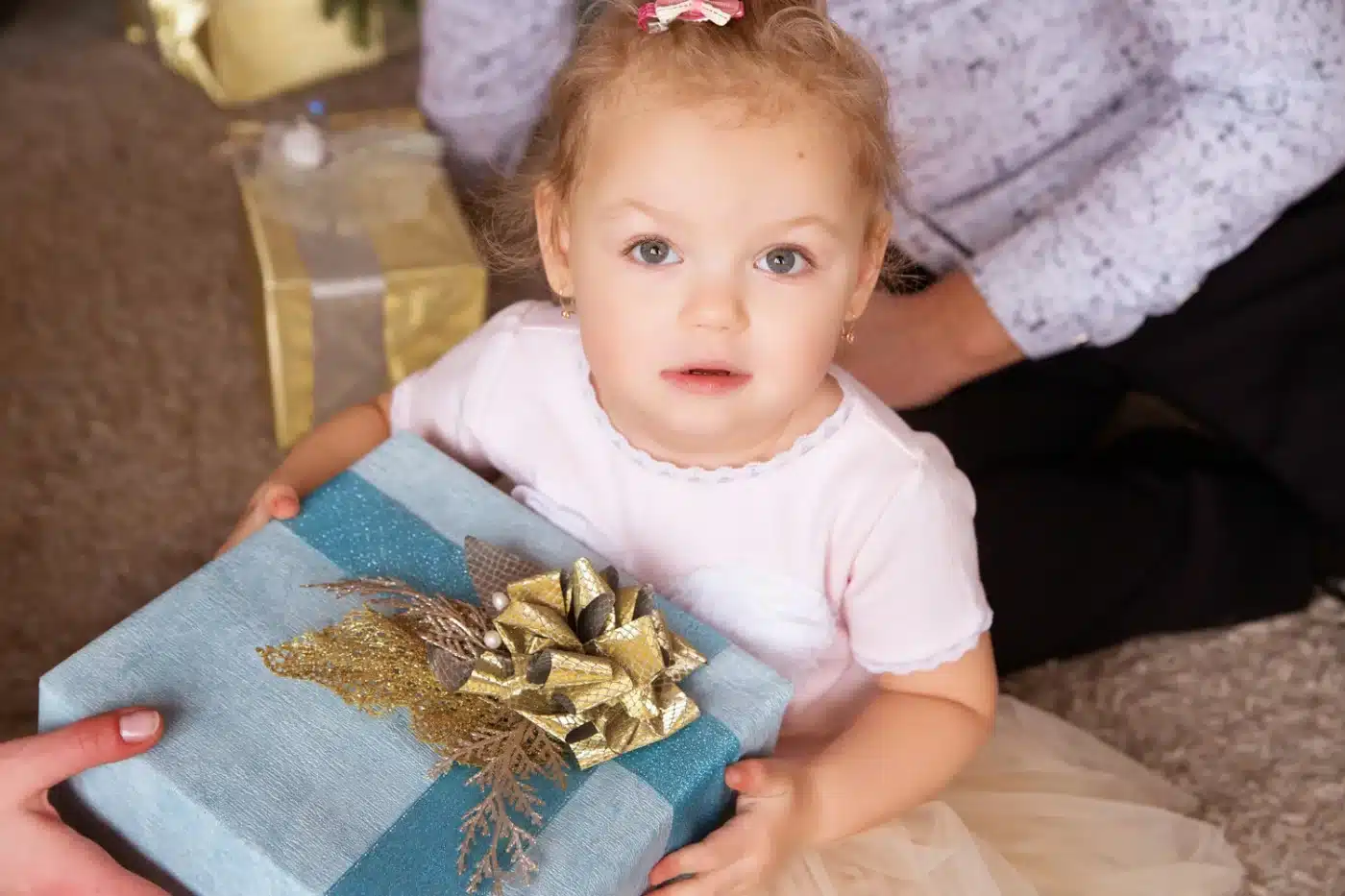 zdjęcie ilustruje roczne dziecko, które otrzymało prezent