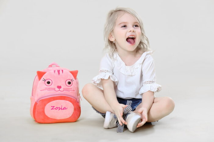 Dziecko z plecakiem Kotkiem z imieniem