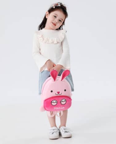 Dziewczynka z różowym plecakiem królikiem i imieniem