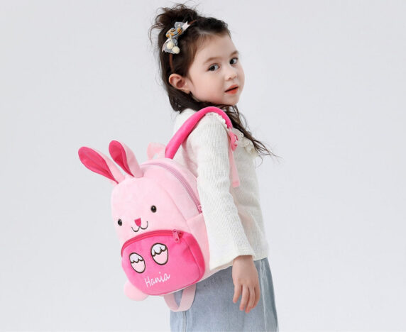 Dziewczynka z plecakiem do przedszkola w kształcie królika