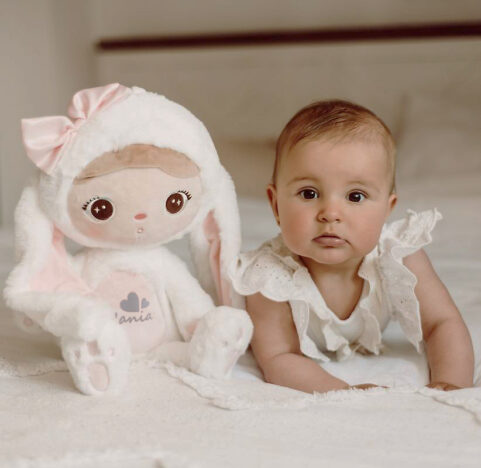 Dziewczynka z lalką metoo z imieniem