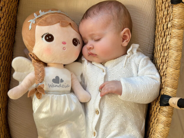 Dziecko z lalką Metoo Aniołkiem z imieniem