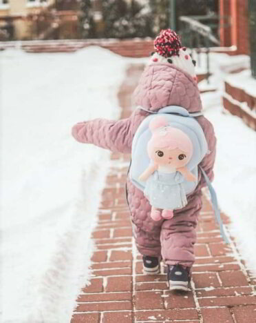 Dziecko z plecaczkiem i lalką Metoo