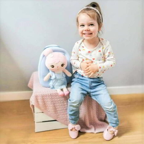 Dziewczynka z niebieskim plecakiem i lalką Aniołkiem personalizowanym