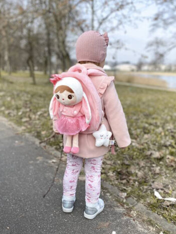 Dziewczynka z różowym plecakiem