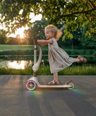 Dziewczynka na hulajnodze 2w1 personalizowanej imieniem, Milly Mally ze świecącymi kółkami