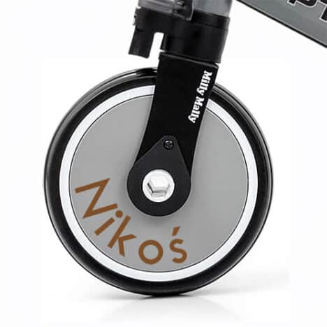 Chłopięce imię Nikoś na kółku