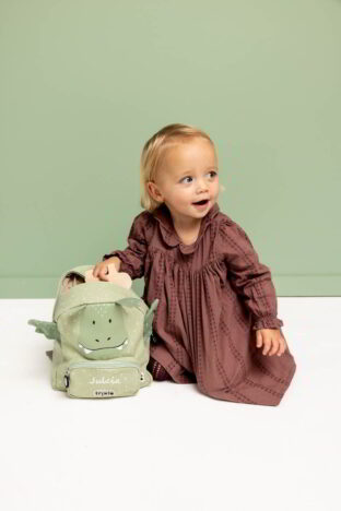 Mała Dziewczynka z plecaczkiem z imieniem w kształcie smoka