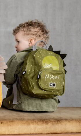 Chłopiec z małym plecakiem z imieniem na plecach