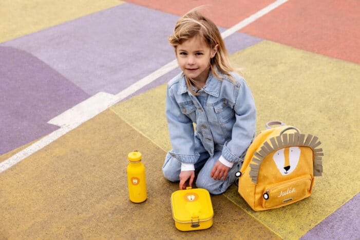 Dziewczynka z zestawem Trixie do szkoły