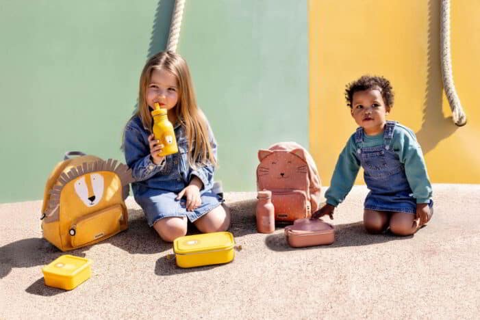 Dzieci z plecakami Trixie i dodatkami do przedszkola