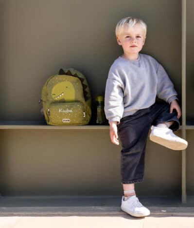 Chłopiec z personalizowanym plecakiem do przedszkola