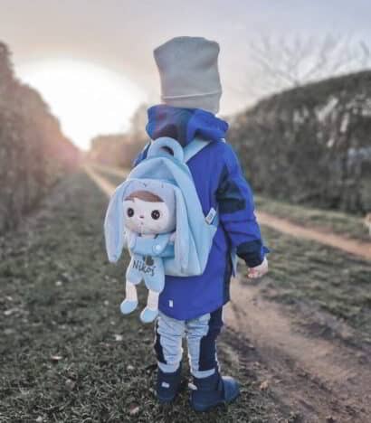Dziecko z lalką metoo z imieniem i małym plecakiem