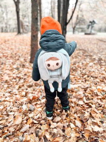 Chłopiec z plecaczkiem i lalką Metoo z imieniem