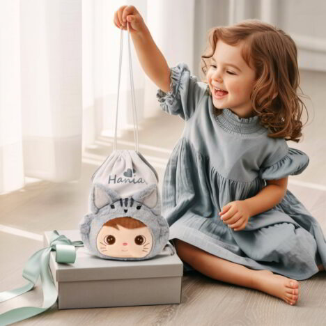 Mała dziewczynka z prezentem workiem na buty z imieniem