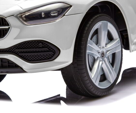 Przednia lampa w autku dla dzieci mercedesie c-class