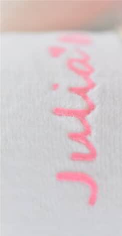 Różowe imię dziewczynki na produkcie