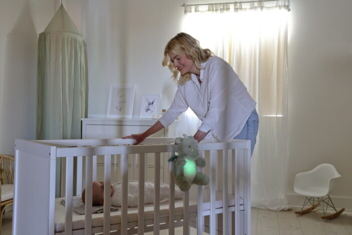 Projektor świetlny przyczepiony do łóżeczka