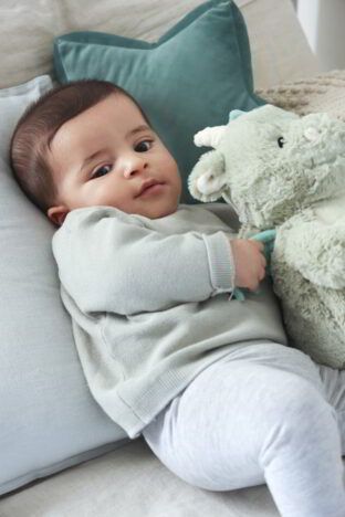 Dziecko z przytulanką smokiem