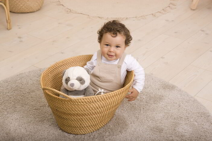 Małe Dziecko z przytulanką Pandą