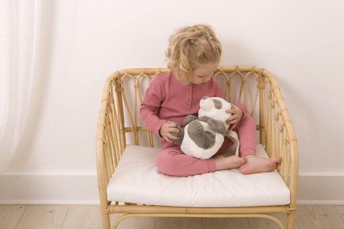 Dziewczynka z misiem pandą