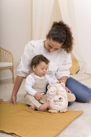 Mama z dzieckiem i szumiącą sową z imieniem