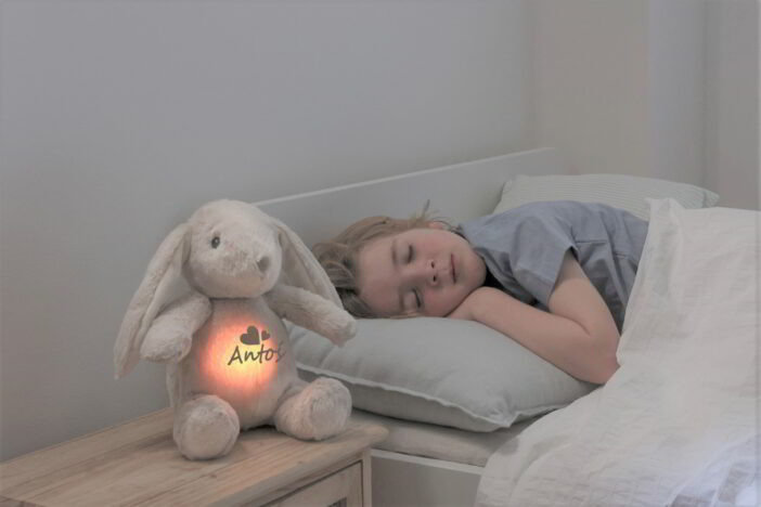 Szumiący królik jako lampka nocna z imieniem dziecka