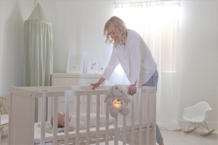 Szumiący królik z lampką z imieniem przyczepiony do łóżeczka