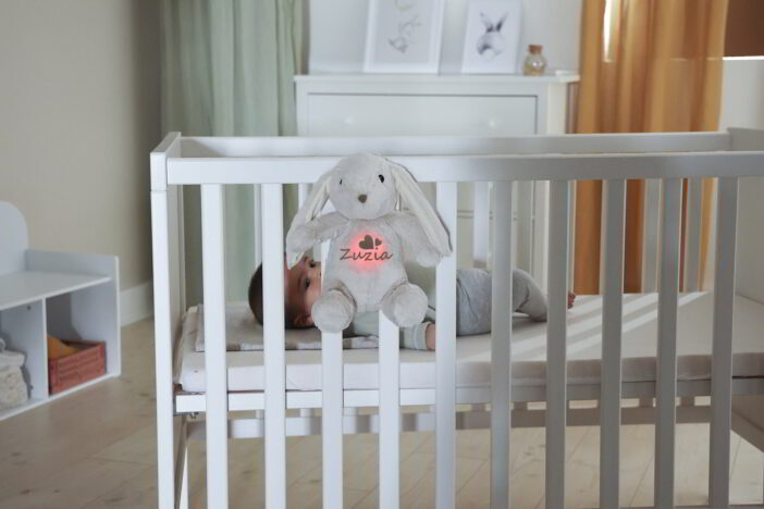 Szumiący królik z czujnikiem ruchu i pozytywką z lampką z imieniem Zuzia