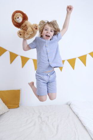 Dziecko z pluszowym lwem z imieniem