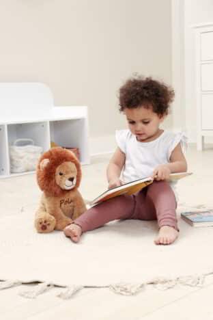 Dziecko z szumiącym lwem z imieniem Pola