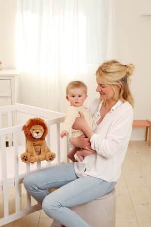 Brązowy Lew przyczepiony do łóżeczka