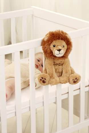 Szumiąca maskotka Lew przymocowana do łóżeczka