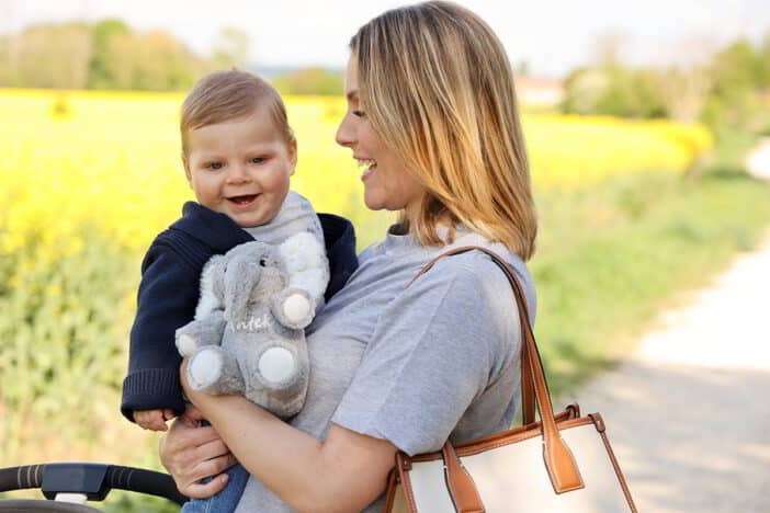 Dziecko z przytulanką słonikiem z imieniem