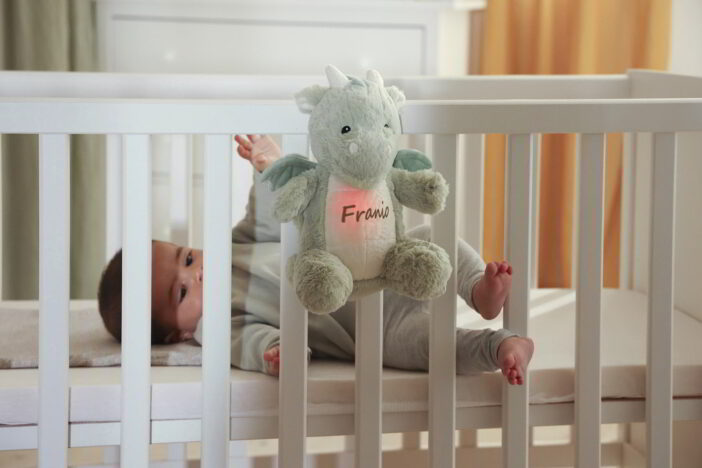 Lampka Smok z imieniem przyczepiony do łóżeczka