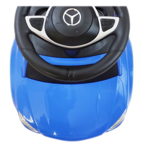 Maska z góry w niebieskim mercedesie